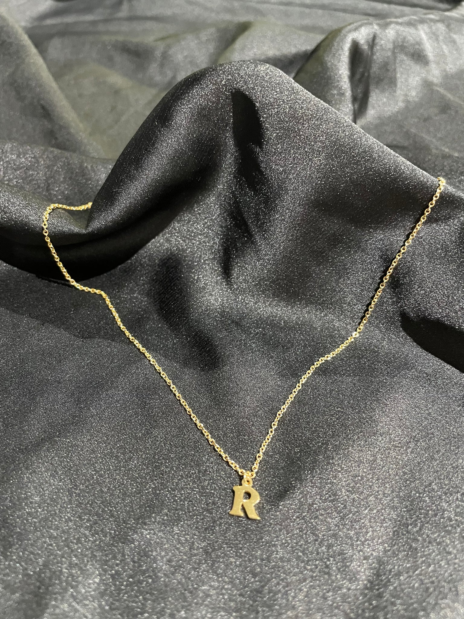 Initial necklace gold