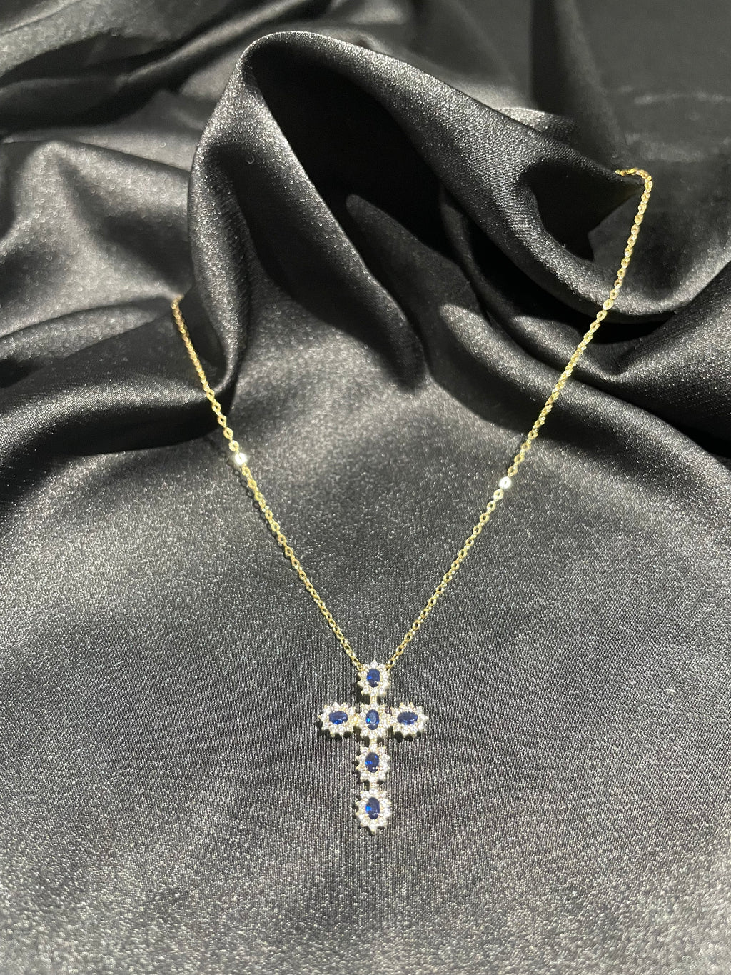 Round cut cross necklace