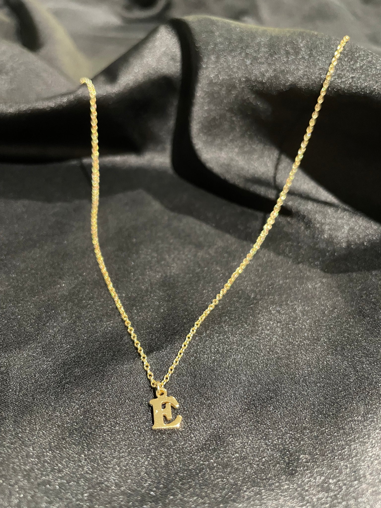 Initial necklace gold