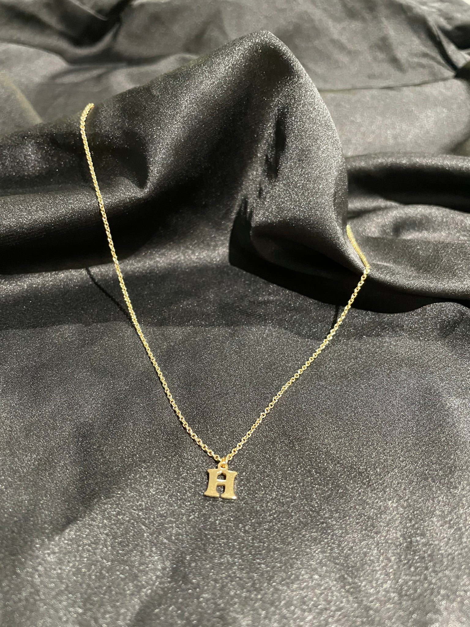 Initial necklace gold