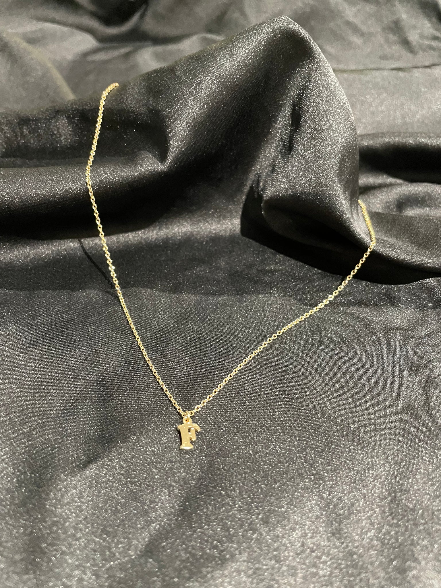 Initial necklace gold