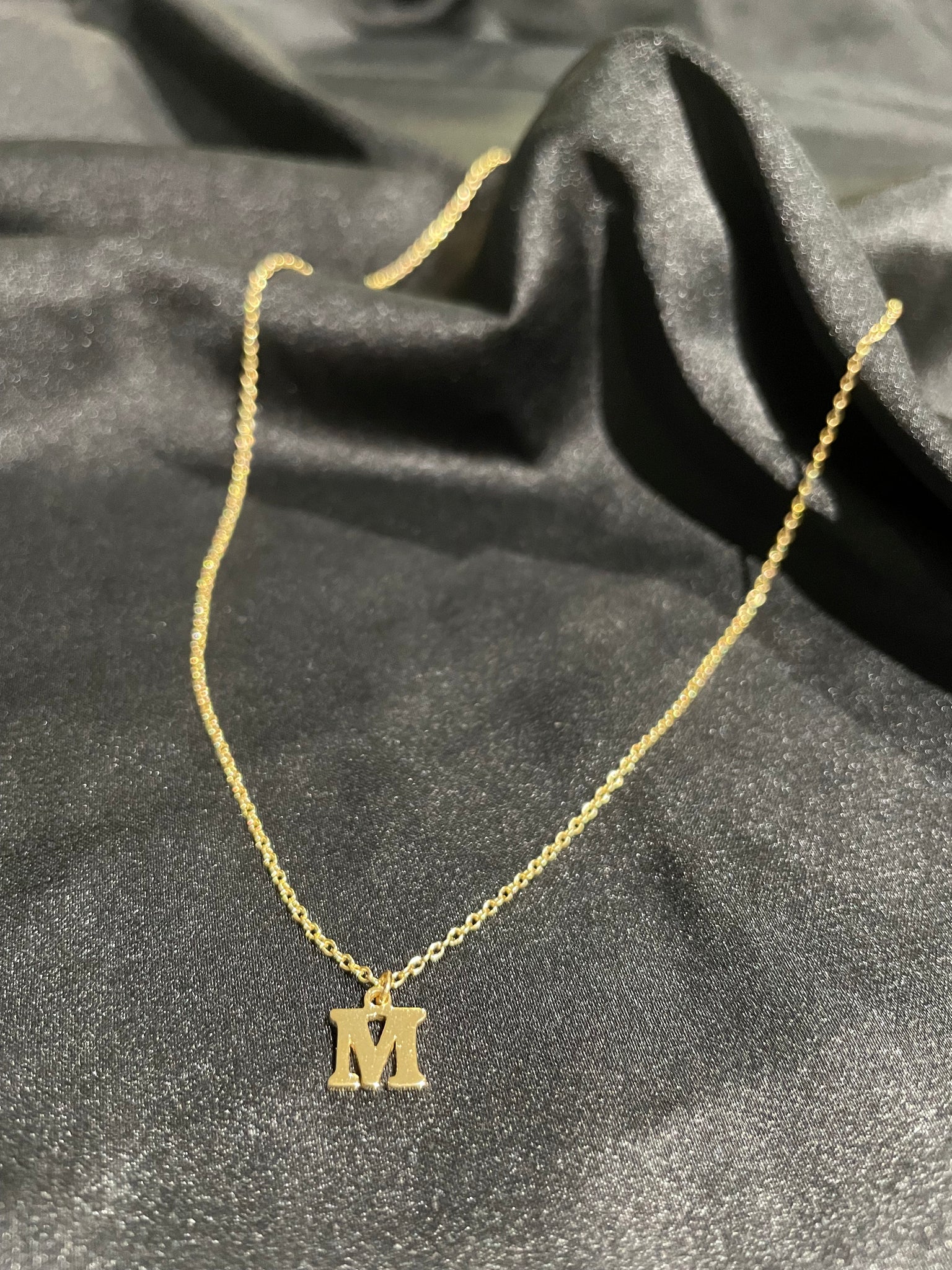 Initial necklace gold