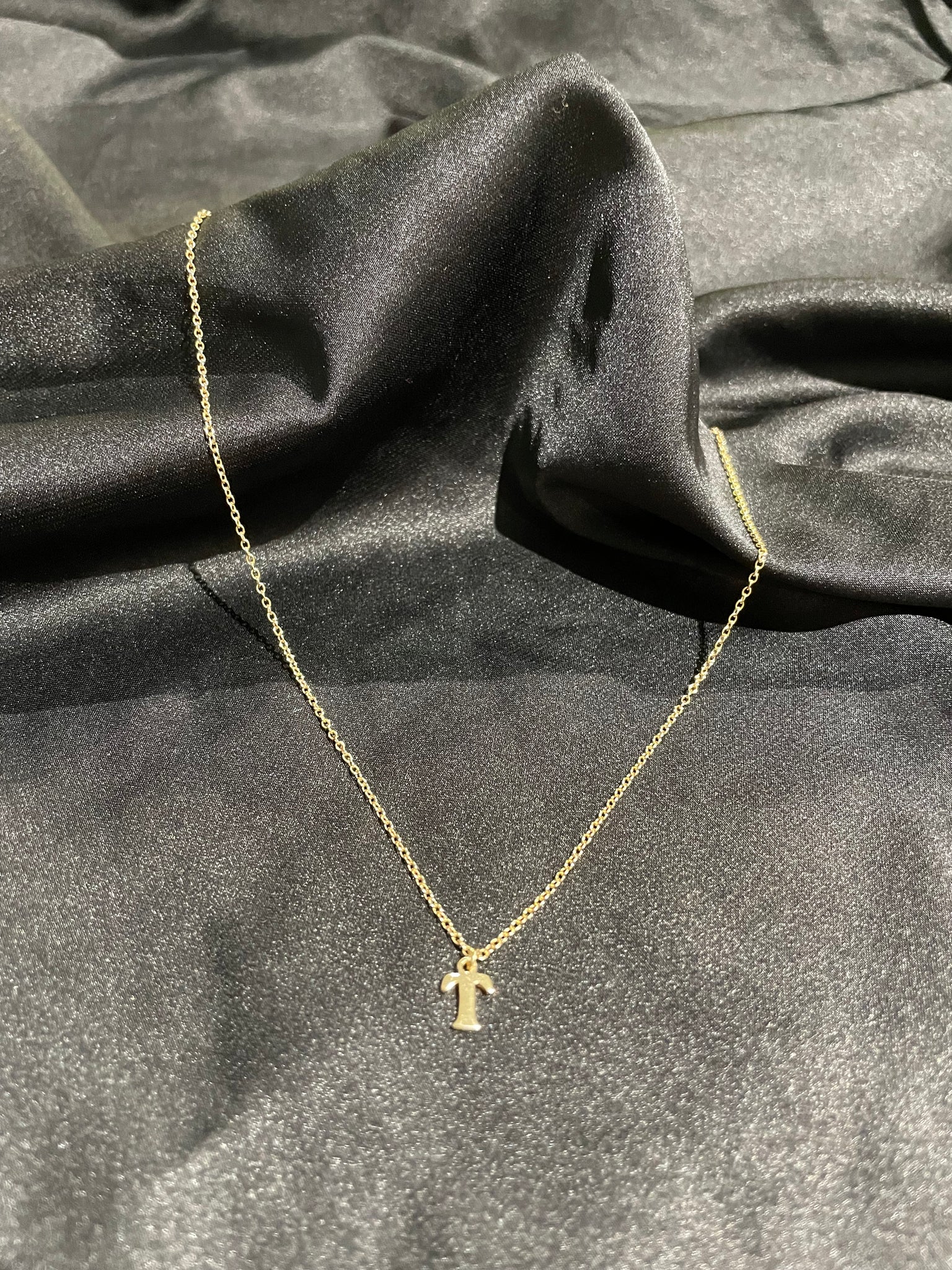 Initial necklace gold