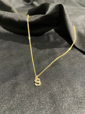 Initial necklace gold