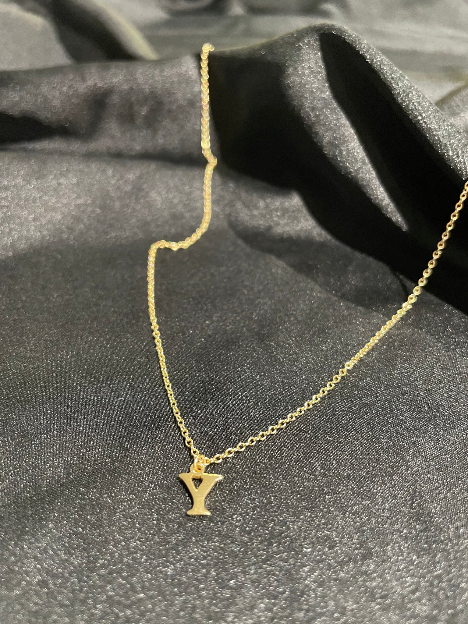 Initial necklace gold